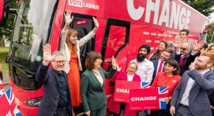 Keir Starmer, Angela Rayner, Rachel Reeves and campaigners in front of the Labour Party campaign bus